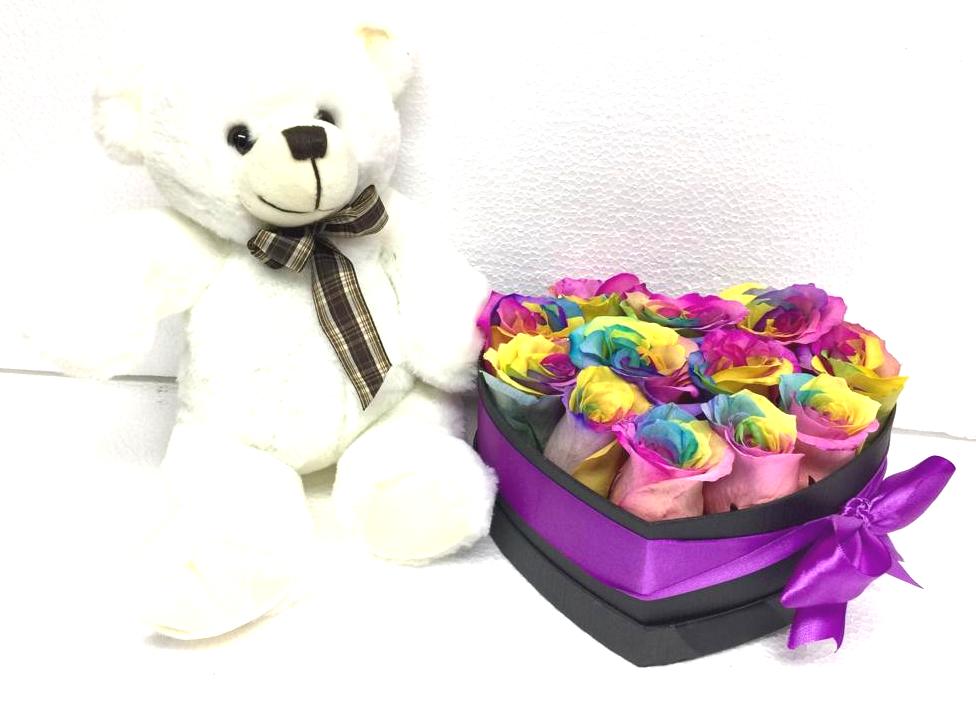 Caja Corazn con 12 Rosas Arcoris y Peluche Blanco 26cm